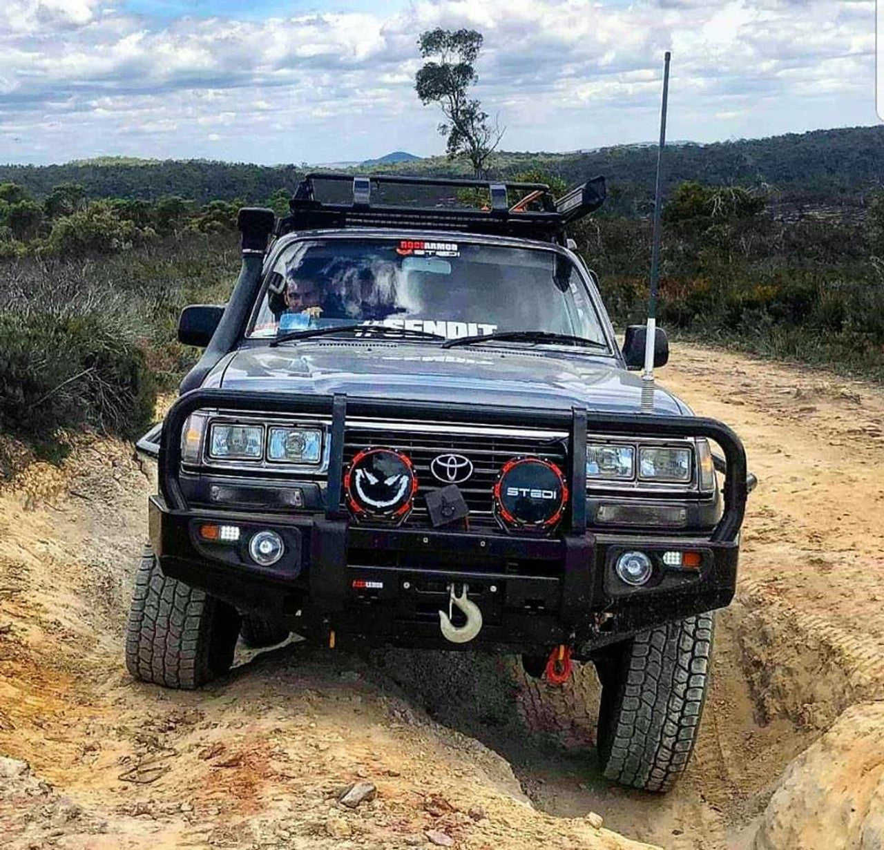 Rockarmor Premium Bull Bar To Suit Toyota Landcruiser FJ80 1992-1997 (Full Bar Replacement) - Hybrid Street & 4x4